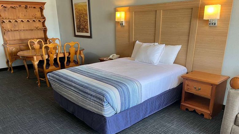 <b>Days Inn & Suites Williamsburg North Room</b>. Images powered by <a href="https://iceportal.shijigroup.com/" title="IcePortal" target="_blank">IcePortal</a>.