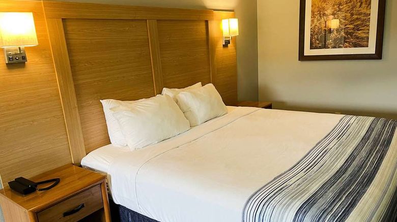 <b>Days Inn & Suites Williamsburg North Room</b>. Images powered by <a href="https://iceportal.shijigroup.com/" title="IcePortal" target="_blank">IcePortal</a>.
