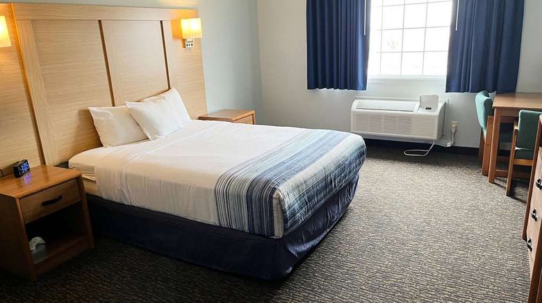 <b>Days Inn & Suites Williamsburg North Room</b>. Images powered by <a href="https://iceportal.shijigroup.com/" title="IcePortal" target="_blank">IcePortal</a>.