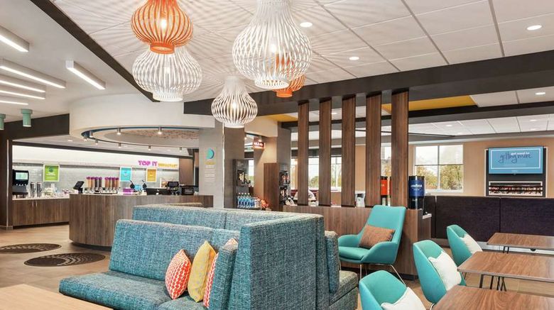 <b>Tru by Hilton Milwaukee Brookfield Lobby</b>. Images powered by <a href="https://iceportal.shijigroup.com/" title="IcePortal" target="_blank">IcePortal</a>.