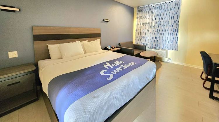 Days Inn by Wyndham Freeport Room