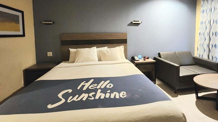 Days Inn by Wyndham Freeport Room