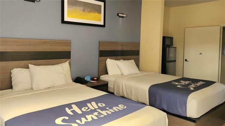 Days Inn by Wyndham Freeport Room