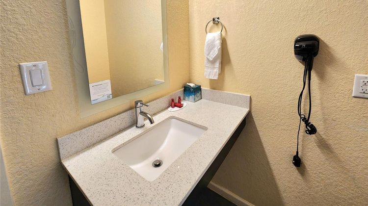 Days Inn by Wyndham Freeport Room
