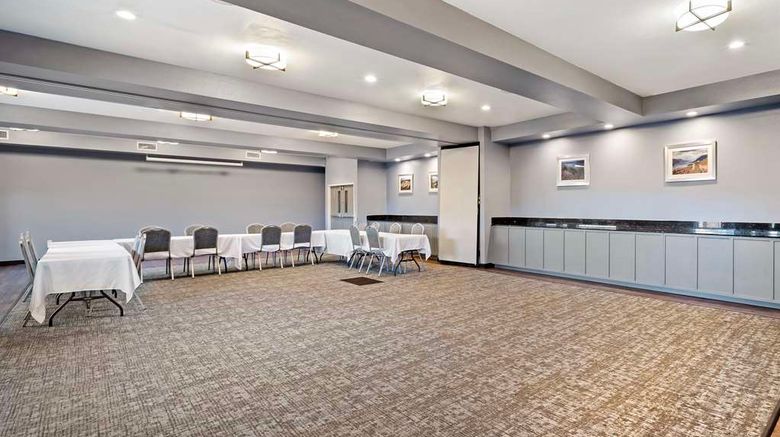 <b>Best Western Crater Lake Hwy White City Meeting</b>. Images powered by <a href="https://iceportal.shijigroup.com/" title="IcePortal" target="_blank">IcePortal</a>.