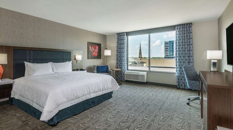 Hampton Inn & Suites Fort Wayne Downtown Room
