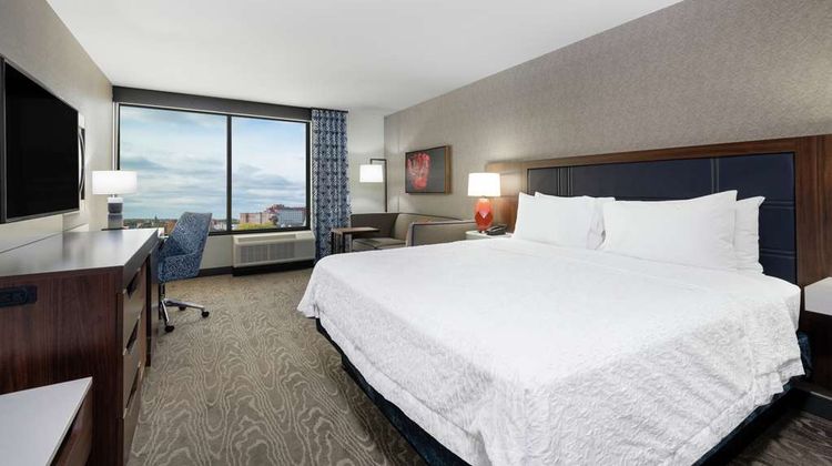 Hampton Inn & Suites Fort Wayne Downtown Room