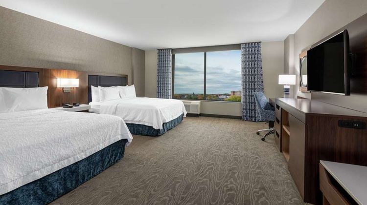 Hampton Inn & Suites Fort Wayne Downtown Room