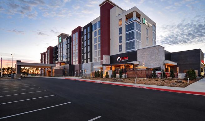 Embassy Suites Red Wolf Convention Ctr Exterior