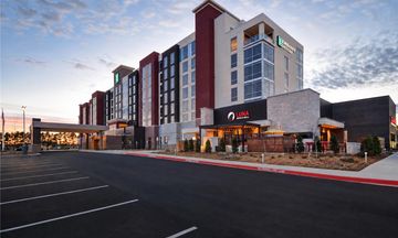 Embassy Suites Red Wolf Convention Ctr