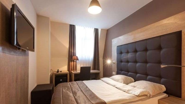 <b>Hotel Villa Royale Room</b>. Images powered by <a href="https://iceportal.shijigroup.com/" title="IcePortal" target="_blank">IcePortal</a>.