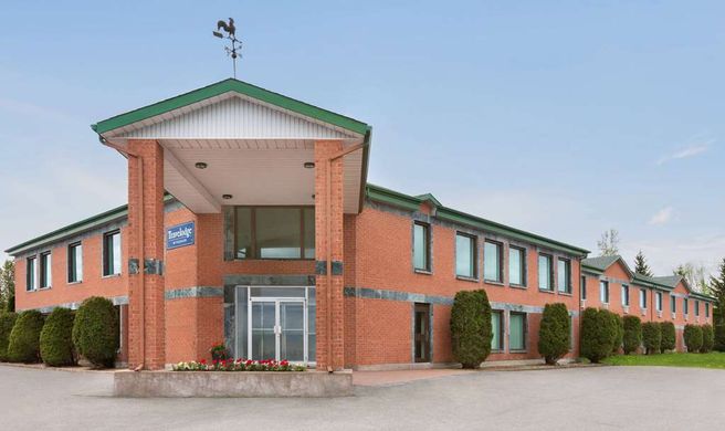Travelodge by Wyndham Rigaud Exterior