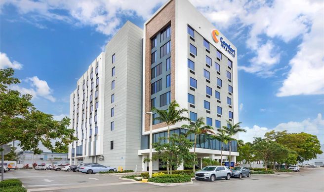Comfort Inn & Suites Miami Intl Airport Exterior
