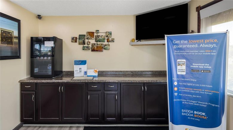 <b>Rodeway Inn Ardmore Lobby</b>. Images powered by <a href="https://iceportal.shijigroup.com/" title="IcePortal" target="_blank">IcePortal</a>.
