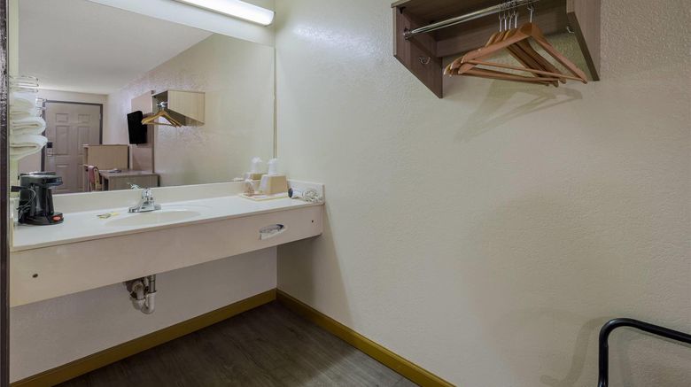 <b>Rodeway Inn Ardmore Room</b>. Images powered by <a href="https://iceportal.shijigroup.com/" title="IcePortal" target="_blank">IcePortal</a>.