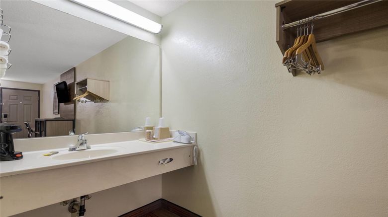 <b>Rodeway Inn Ardmore Room</b>. Images powered by <a href="https://iceportal.shijigroup.com/" title="IcePortal" target="_blank">IcePortal</a>.