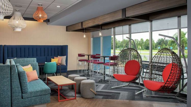 Tru by Hilton Lake City Lobby