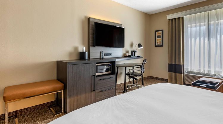 Comfort Inn & Suites Dallas-Addison Suite