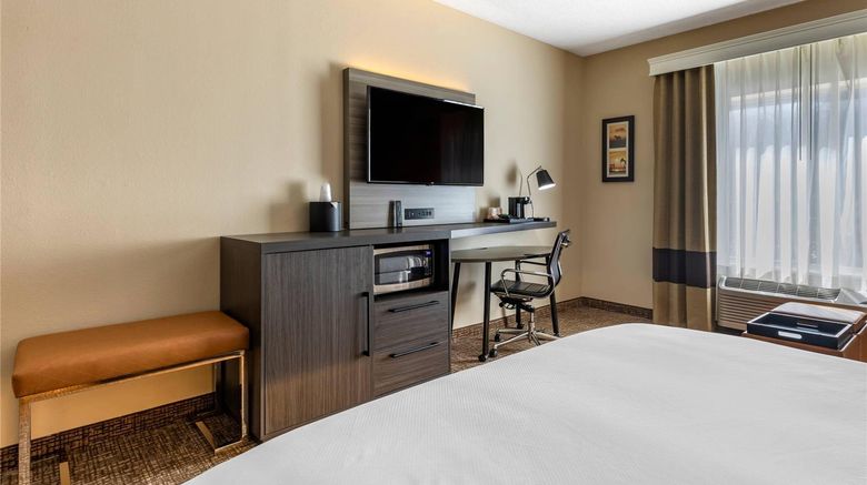 <b>Comfort Inn & Suites Dallas-Addison Suite</b>. Images powered by <a href="https://iceportal.shijigroup.com/" title="IcePortal" target="_blank">IcePortal</a>.
