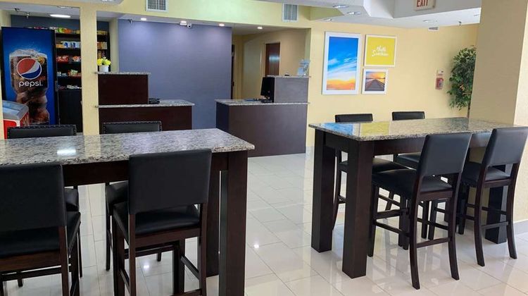 Days Inn & Suites by Wyndham Tampa Lobby
