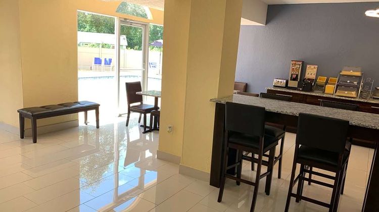 Days Inn & Suites by Wyndham Tampa Lobby