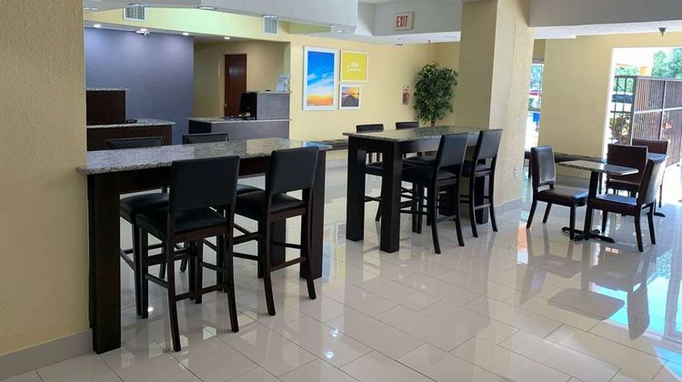 Days Inn & Suites by Wyndham Tampa Lobby