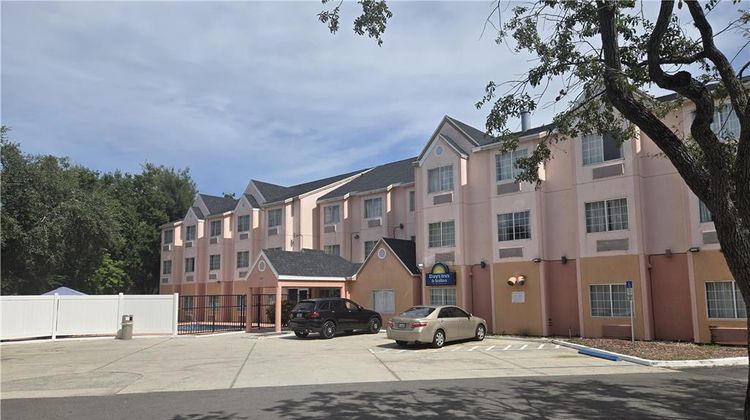 Days Inn & Suites by Wyndham Tampa Exterior
