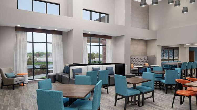 Hampton Inn and Suites Bridgeview Lobby