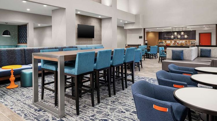 Hampton Inn and Suites Bridgeview Lobby