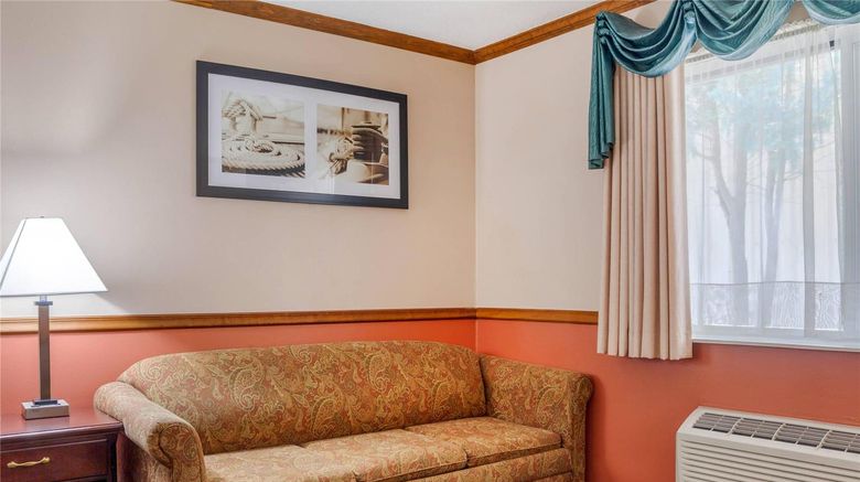 <b>Quality Inn and Suites Suite</b>. Images powered by <a href="https://iceportal.shijigroup.com/" title="IcePortal" target="_blank">IcePortal</a>.