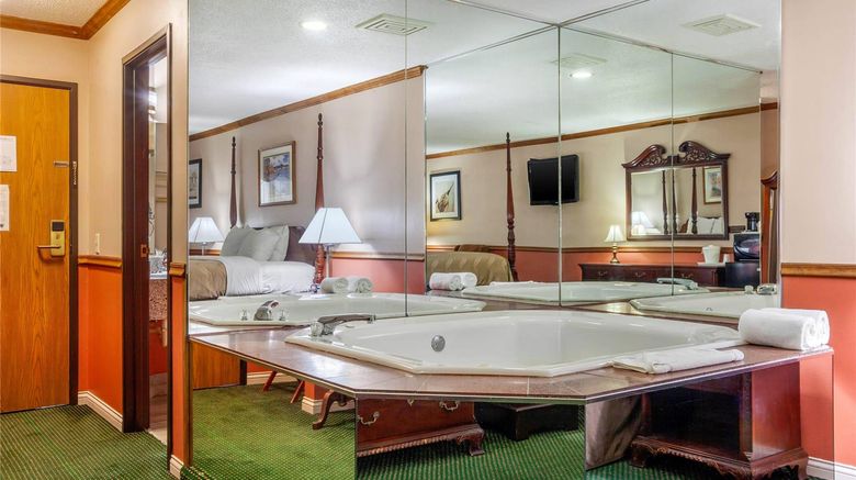 <b>Quality Inn and Suites Suite</b>. Images powered by <a href="https://iceportal.shijigroup.com/" title="IcePortal" target="_blank">IcePortal</a>.