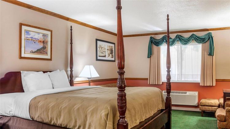 Quality Inn and Suites Suite