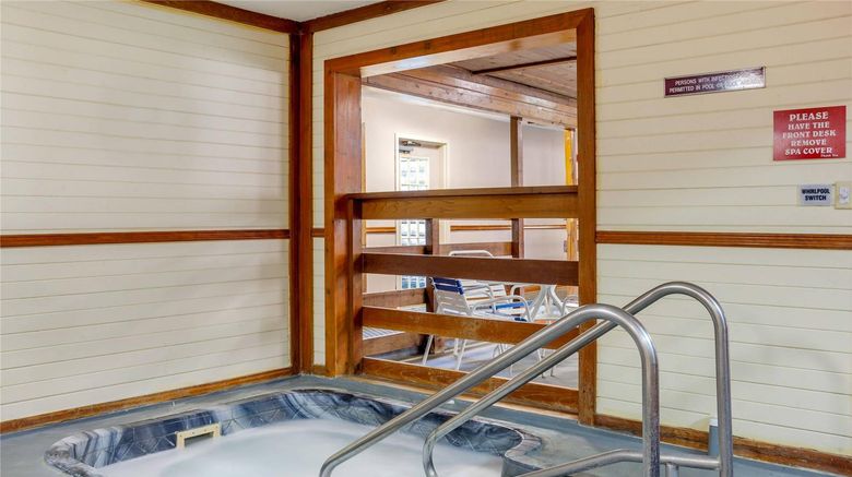 <b>Quality Inn and Suites Pool</b>. Images powered by <a href="https://iceportal.shijigroup.com/" title="IcePortal" target="_blank">IcePortal</a>.
