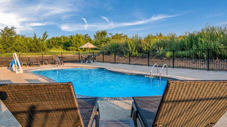 <b>Comfort Suites DeSoto Dallas South Pool</b>. Images powered by <a href="https://iceportal.shijigroup.com/" title="IcePortal" target="_blank">IcePortal</a>.