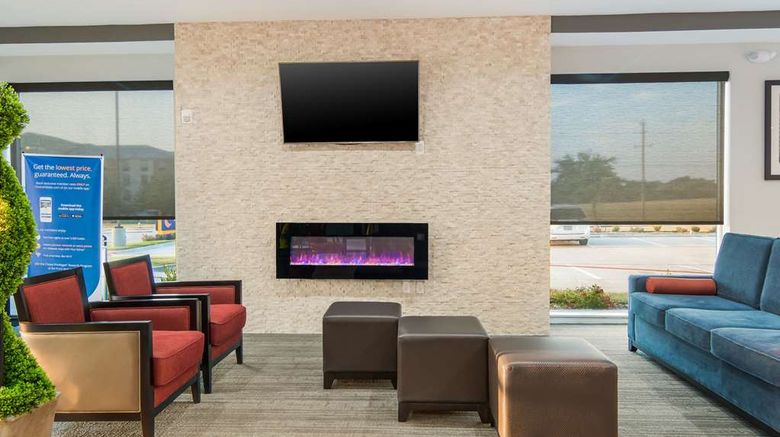 <b>Comfort Suites DeSoto Dallas South Lobby</b>. Images powered by <a href="https://iceportal.shijigroup.com/" title="IcePortal" target="_blank">IcePortal</a>.
