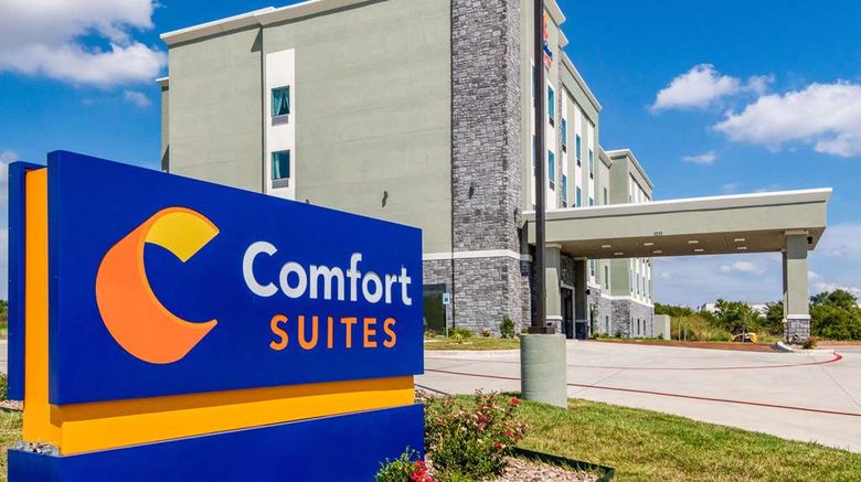 <b>Comfort Suites DeSoto Dallas South Exterior</b>. Images powered by <a href="https://iceportal.shijigroup.com/" title="IcePortal" target="_blank">IcePortal</a>.