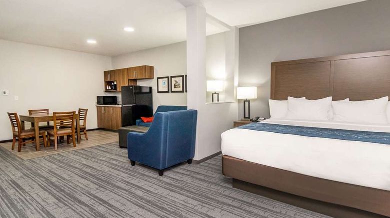 <b>Comfort Suites DeSoto Dallas South Suite</b>. Images powered by <a href="https://iceportal.shijigroup.com/" title="IcePortal" target="_blank">IcePortal</a>.
