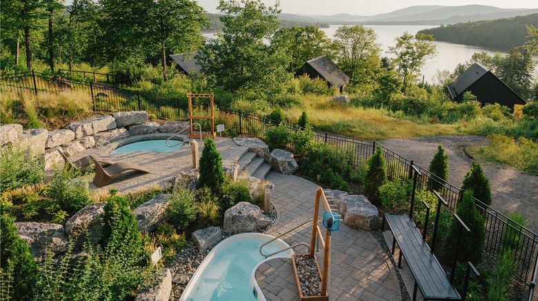 <b>Auberge Duchesnay Pool</b>. Images powered by <a href="https://iceportal.shijigroup.com/" title="IcePortal" target="_blank">IcePortal</a>.