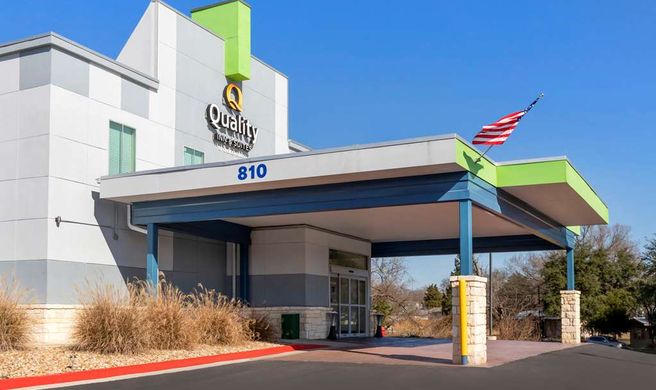 Quality Inn and Suites Elgin Exterior