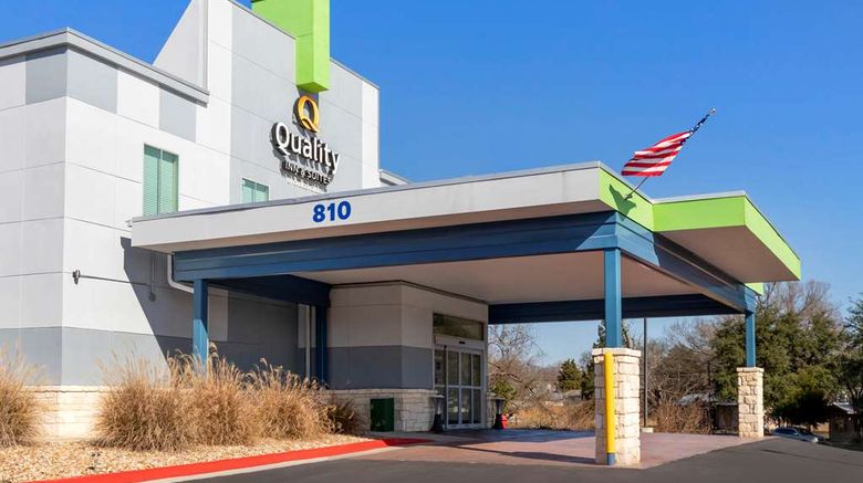 <b>Quality Inn and Suites Elgin Exterior</b>. Images powered by <a href="https://iceportal.shijigroup.com/" title="IcePortal" target="_blank">IcePortal</a>.