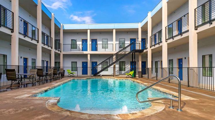 Quality Inn and Suites Elgin Pool