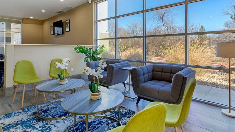 Quality Inn and Suites Elgin Lobby