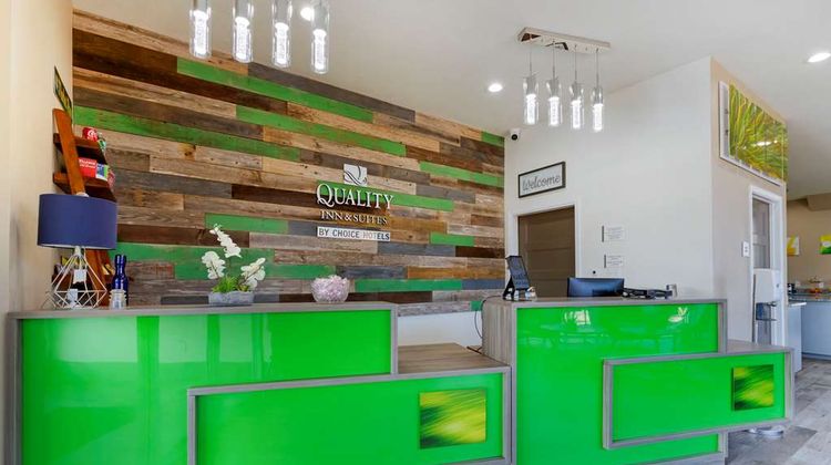 Quality Inn and Suites Elgin Lobby