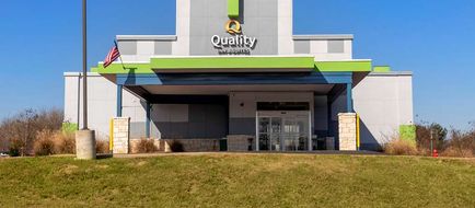 Quality Inn and Suites Elgin Exterior