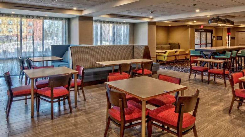 <b>Hampton Inn Fresno Airport Lobby</b>. Images powered by <a href="https://iceportal.shijigroup.com/" title="IcePortal" target="_blank">IcePortal</a>.