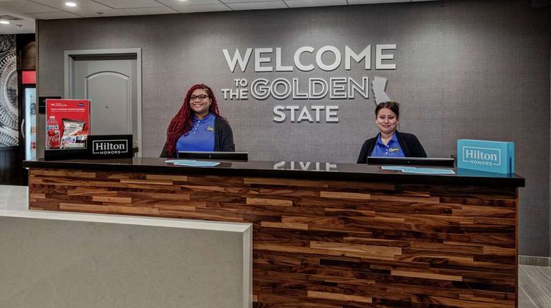 <b>Hampton Inn Fresno Airport Lobby</b>. Images powered by <a href="https://iceportal.shijigroup.com/" title="IcePortal" target="_blank">IcePortal</a>.