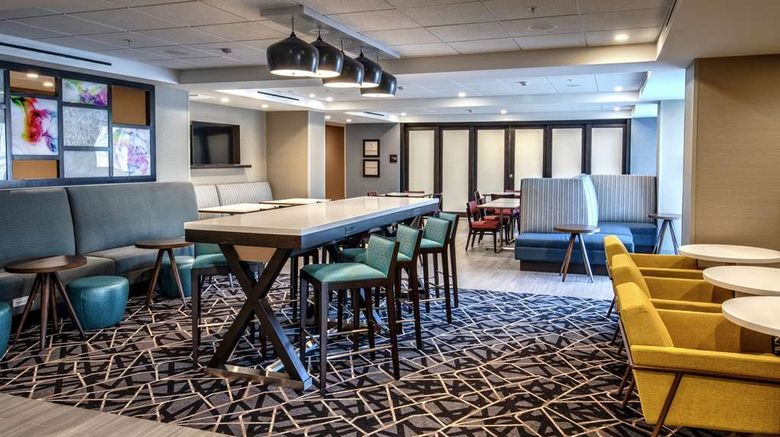 <b>Hampton Inn Fresno Airport Lobby</b>. Images powered by <a href="https://iceportal.shijigroup.com/" title="IcePortal" target="_blank">IcePortal</a>.