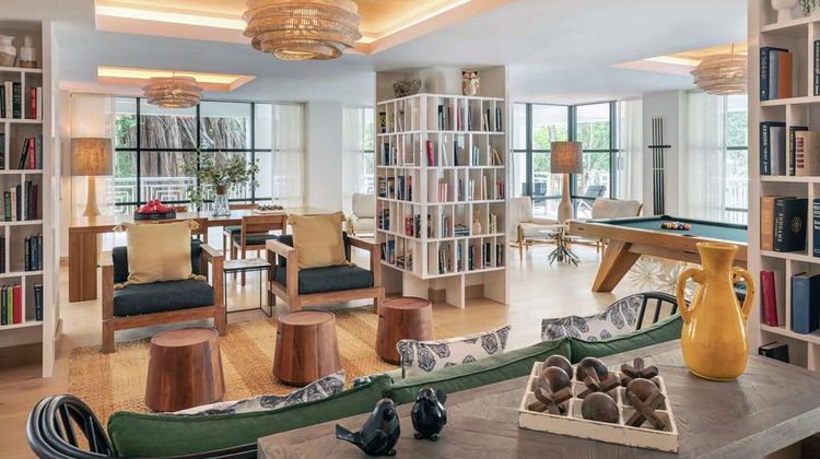 Baker's Cay Resort, Curio Coll Lobby