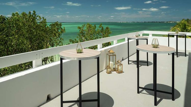Baker's Cay Resort, Curio Coll Pool