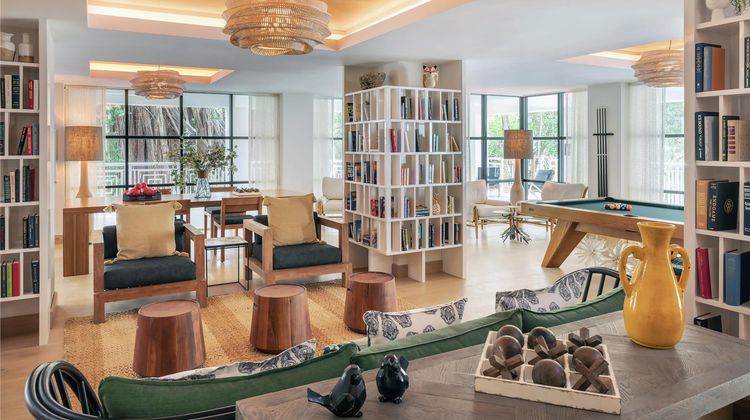 Baker's Cay Resort, Curio Coll Lobby